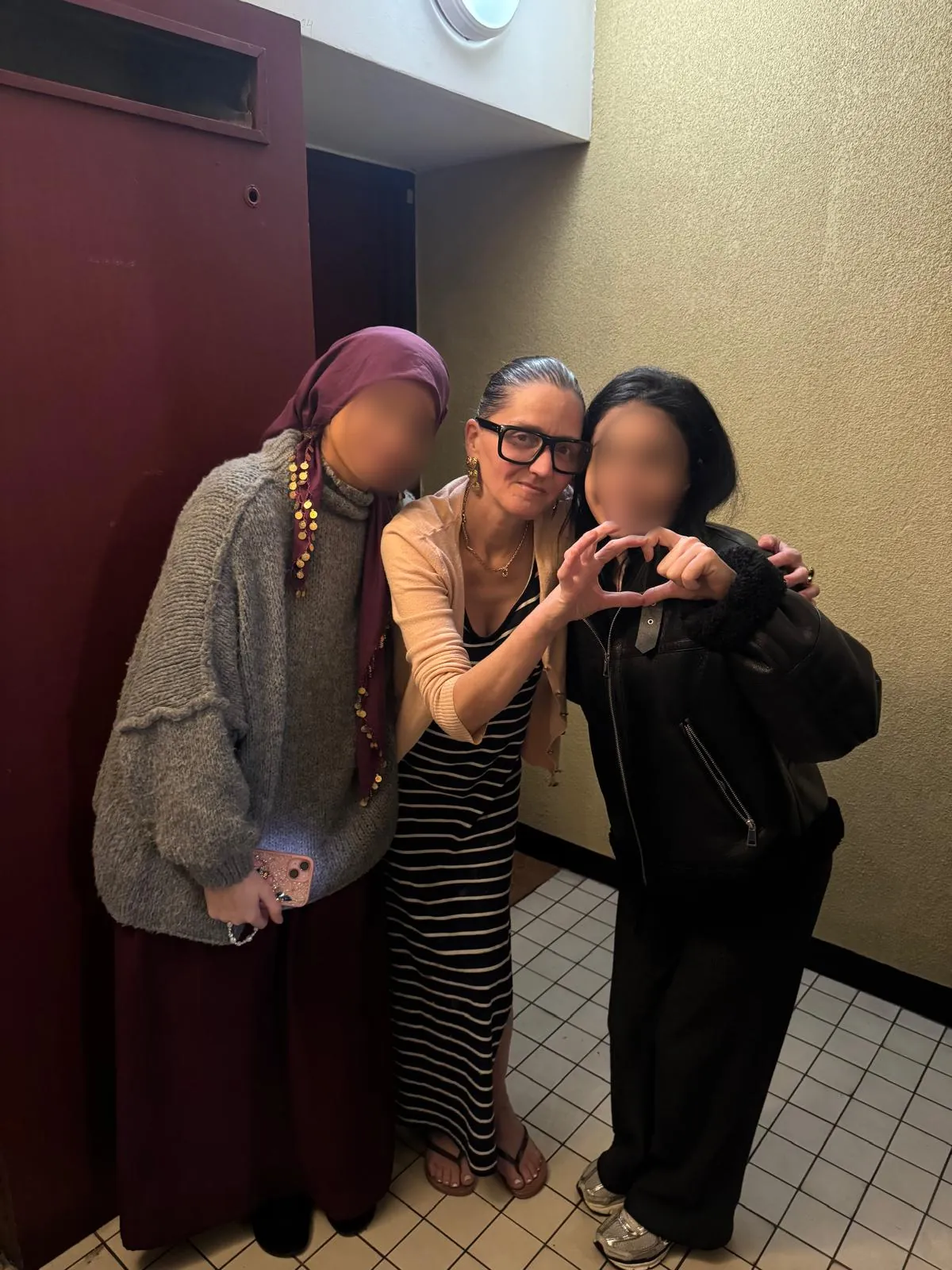 Madame T. entourée de deux bénévoles d’Ascension Solidaire