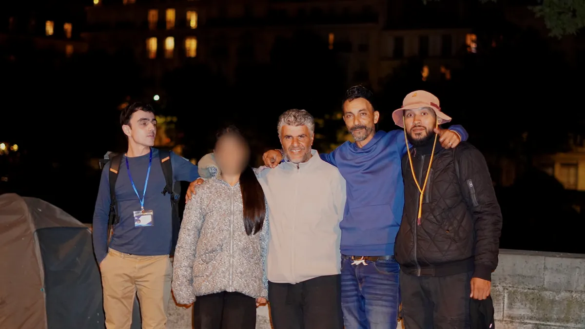 Tournage d’un documentaire de nuit au camp de tentes de Bastille