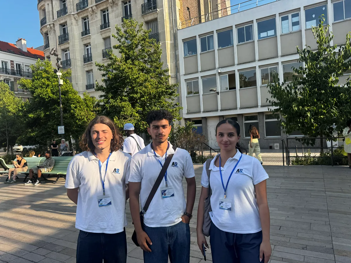 Trois bénévoles d’Ascension Solidaire en polo et badge de l’association