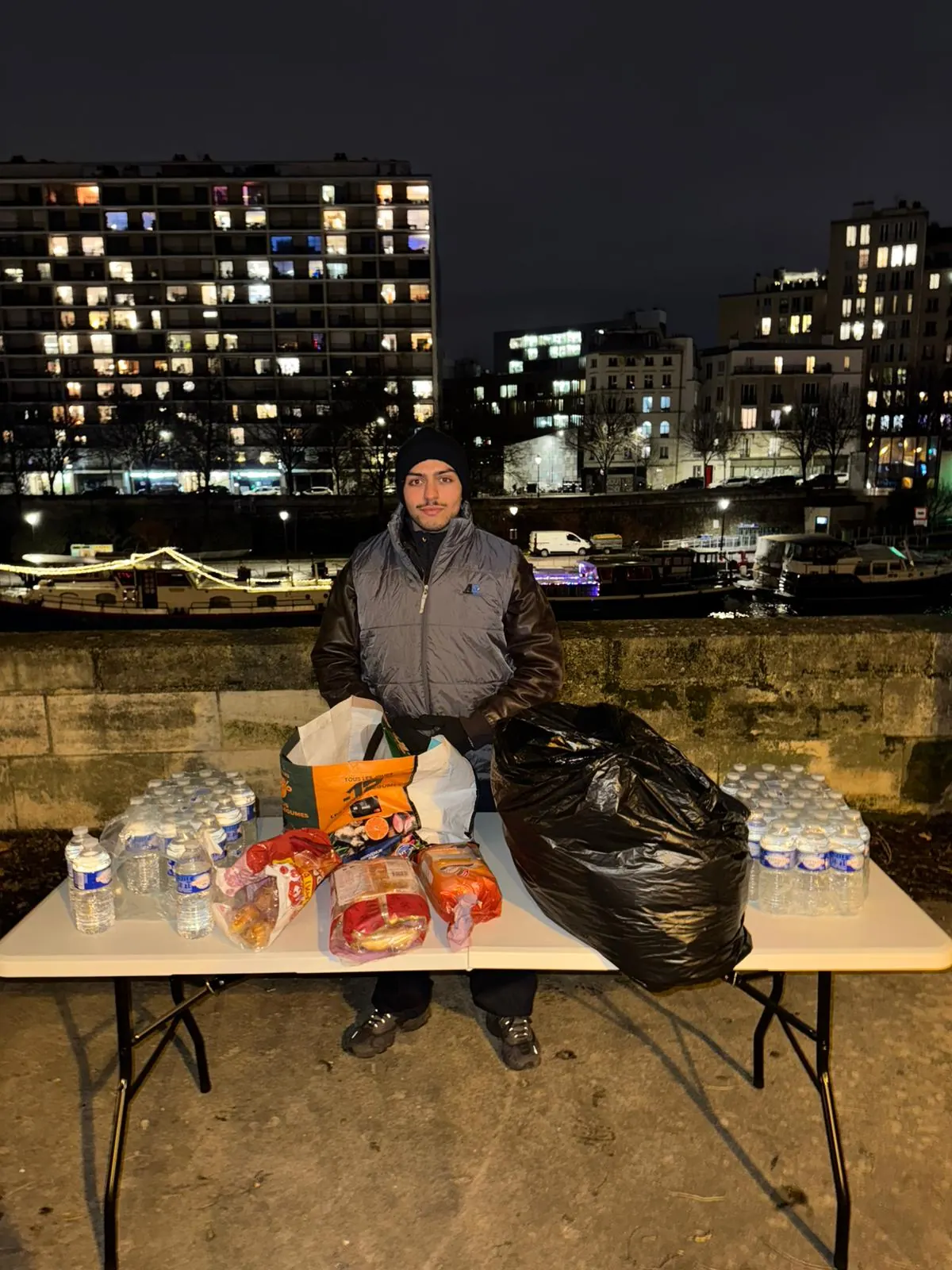 Distribution de repas et de bouteilles d’eau lors d’une maraude de nuit