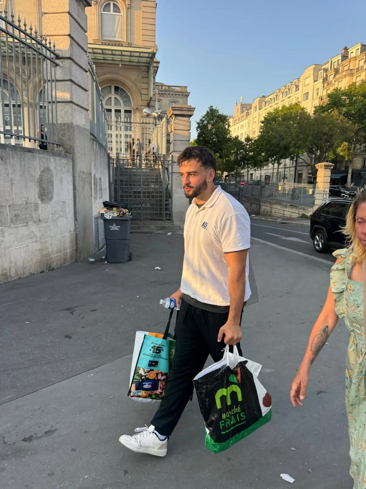 Distribution de repas lors d’une maraude d’Ascension Solidaire